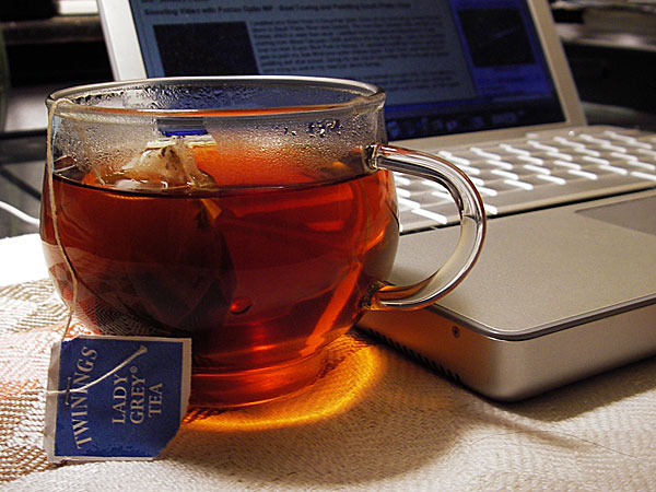 فوائد الشاي اﻷسود كثيرة ولكن له بعض اﻷضرار أيضاً