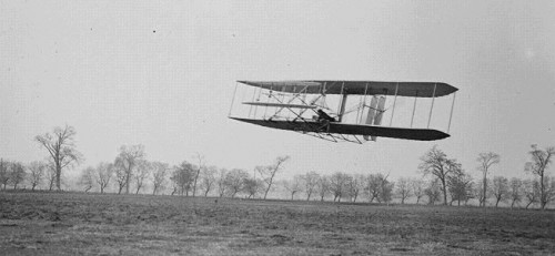 طائرة اﻷخوين رايت أول طائرة ذات محرك تنجح في الطيران وكانت مصنوعة من هيكل خشبي خفيف